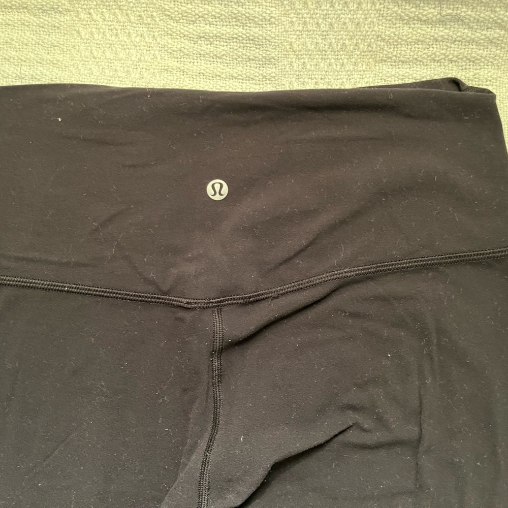 I’m selling a pair of Lululemon Capri pants